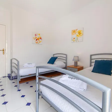 Quinta Dos Pinheiros Apartment *